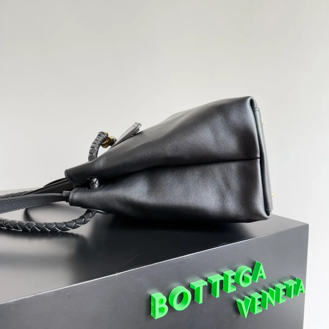 Batch 2360 BottegaVeneta Latest Ciao Ciao Bag Silky cowhide two-way flap handbag with signature twist detail, hidden hook closure, flap can be fastened to the front or attached to the INTRECCIATO woven interior pocket, comes with an adjustable and detachable crossbody strap, interior compartment, and also features a zippered pocket. The surprise flap has various shapes. Style 1 - Cover the bag surface and expose the knot decoration. Style 2 - Place the flap inside the bag. A buckle is also designed. Style 3 - The U-shaped position of the top handle in the hand bag. Style No.: 817231 Size: 34*26*15cm